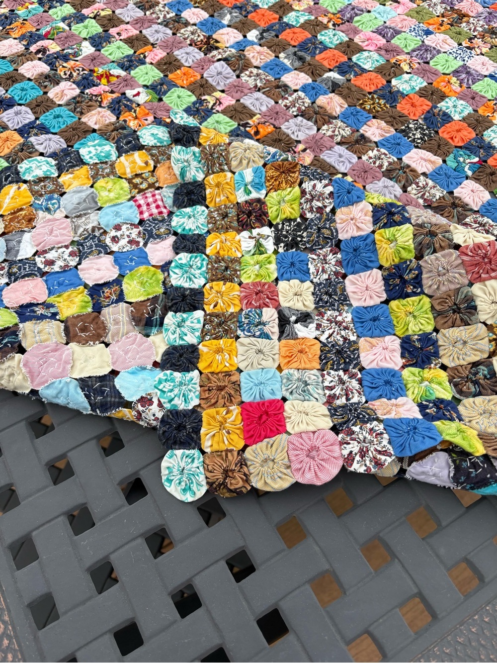 Handmade Multi‑Color yo-yo quilt coverlet. Excellent quality and condition - Picture 4 of 6